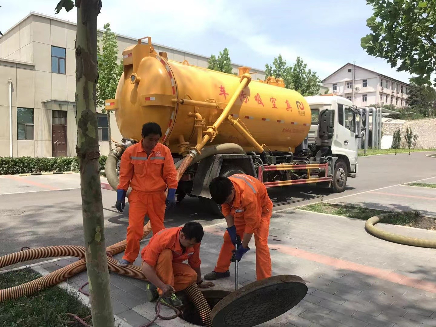 庐阳管道疏通车停在窨井附近