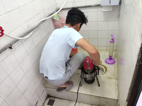 庐阳管道堵塞冒臭气 专业师傅现场解决问题